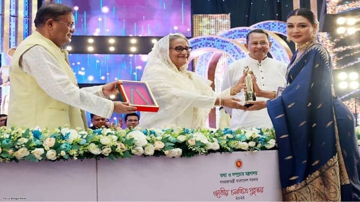 বিজয়ীদের হাতে জাতীয় চলচ্চিত্র পুরস্কার তুলে দিলেন প্রধানমন্ত্রী বিজয়ীদের হাতে জাতীয় চলচ্চিত্র পুরস্কার তুলে দিলেন প্রধানমন্ত্রী