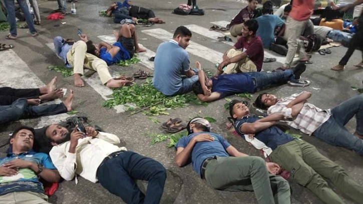 ৩ দফা দাবিতে রাত রাস্তায় রাত কাটছে জবির শিক্ষক-শিক্ষার্থীদের ৩ দফা দাবিতে রাত রাস্তায় রাত কাটছে জবির শিক্ষক-শিক্ষার্থীদের
