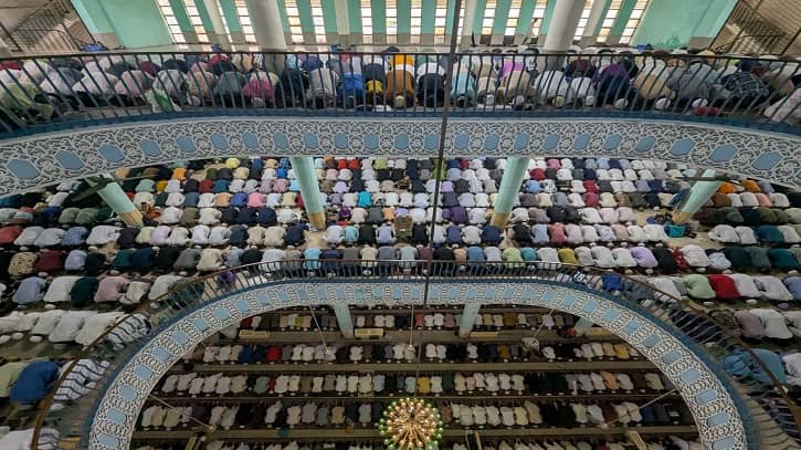 বৈরী আবহাওয়ার মধ্যেও জুমাতুল বিদায় মুসল্লিদের ঢল