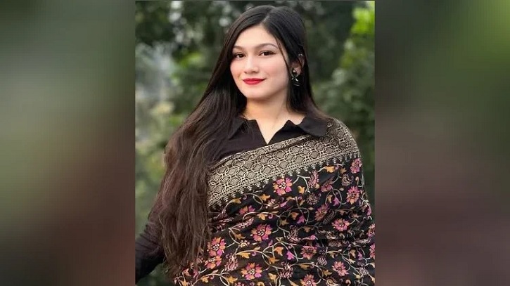 ছাত্রলীগ নেত্রীকে পুলিশে সোপর্দ ছাত্রলীগ নেত্রীকে পুলিশে সোপর্দ