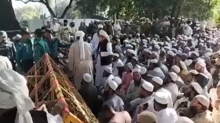 কাকরাইল মসজিদের সামনের সড়কে সাদপন্থিদের অবস্থান কাকরাইল মসজিদের সামনের সড়কে সাদপন্থিদের অবস্থান