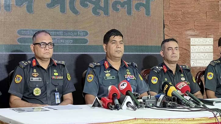 ৯ জঙ্গিসহ ৭০০ বন্দি এখনো পলাতক ৯ জঙ্গিসহ ৭০০ বন্দি এখনো পলাতক