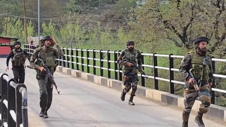 হামলাকারীদের মধ্যে চারজন এখনও কাশ্মীরের জঙ্গলেই লুকিয়ে রয়েছে