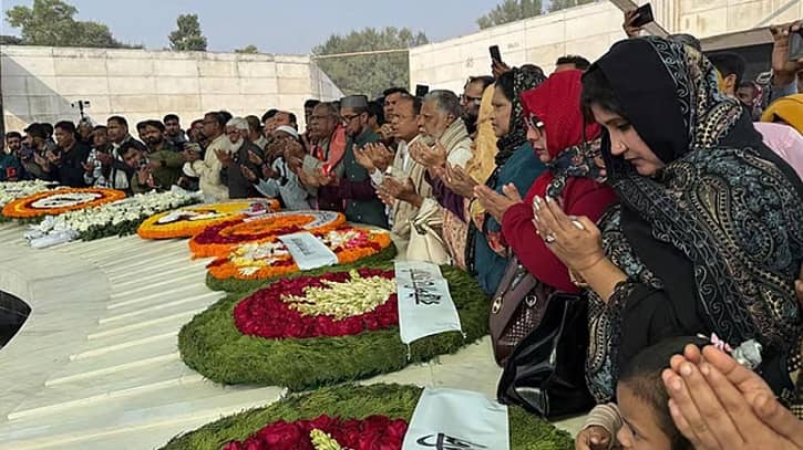 খালেদা জিয়ার কবরে সাধারণ মানুষের শ্রদ্ধা