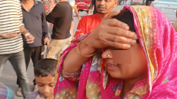 রাজধানীতে ফ্লাইওভার থেকে ৪ ককটেল নিক্ষেপ, নারী আহত