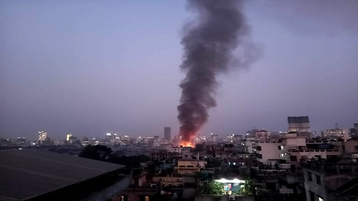 কড়াইল বস্তিতে ভয়াবহ আগুন, নিয়ন্ত্রণে ১১ ইউনিট