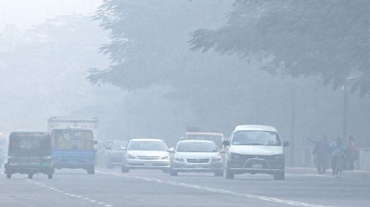 কুয়াশার চাদরে মোড়া রাজধানী