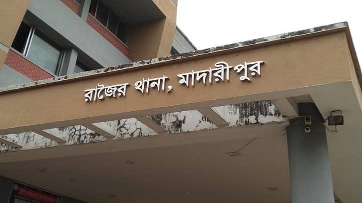 বঙ্গবন্ধু ও প্রধানমন্ত্রীর ছবি ভেঙে কারাগারে আ.লীগ নেতা বঙ্গবন্ধু ও প্রধানমন্ত্রীর ছবি ভেঙে কারাগারে আ.লীগ নেতা