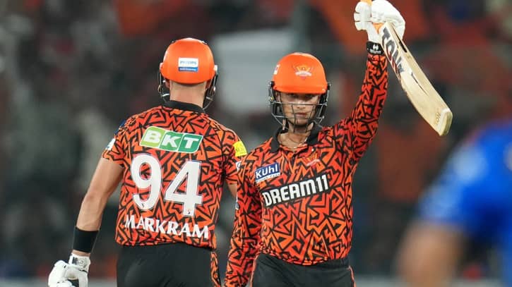 রেকর্ডের ম্যাচে মুম্বাইকে হারাল হায়দরাবাদ রেকর্ডের ম্যাচে মুম্বাইকে হারাল হায়দরাবাদ