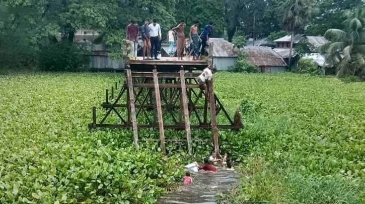 ঝুঁকিপূর্ণ সেতু ভেঙে মাইক্রোবাস খালে, ১০ বরযাত্রী নিহত ঝুঁকিপূর্ণ সেতু ভেঙে মাইক্রোবাস খালে, ১০ বরযাত্রী নিহত