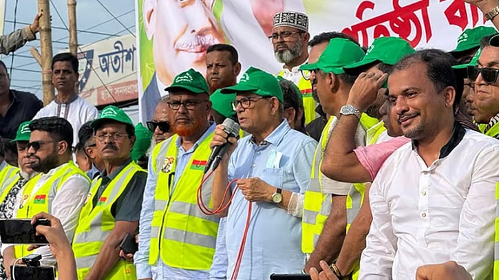 স্যুট-বুট পরে কি খাল পরিষ্কার করা যাবে, প্রশ্ন মির্জা ফখরুলের স্যুট-বুট পরে কি খাল পরিষ্কার করা যাবে, প্রশ্ন মির্জা ফখরুলের
