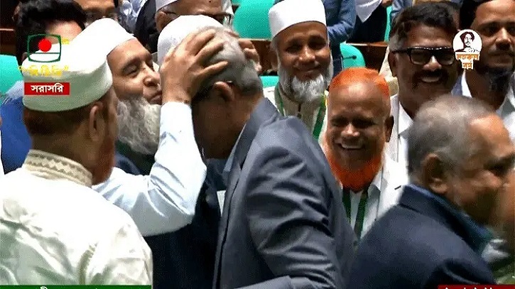 মির্জা ফখরুলের কপালে চুমু দিলেন জামায়াতের মুজিবুর রহমান মির্জা ফখরুলের কপালে চুমু দিলেন জামায়াতের মুজিবুর রহমান