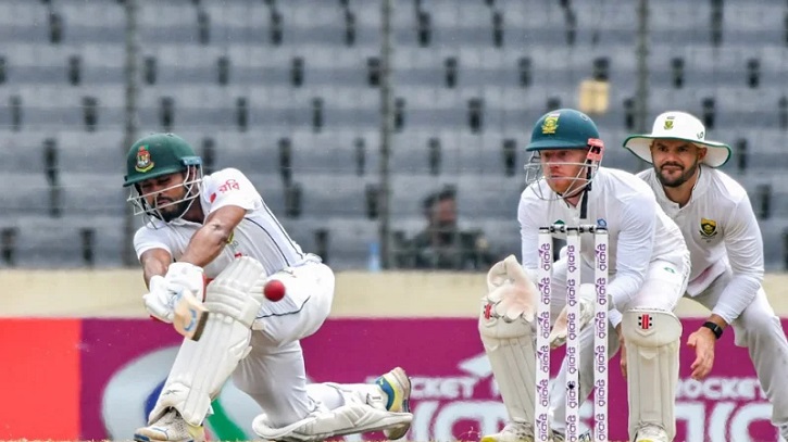 আলোকস্বল্পতার কারণে আবারও বন্ধ হয়ে যায় খেলা, ৮১ রানের লিড আলোকস্বল্পতার কারণে আবারও বন্ধ হয়ে যায় খেলা, ৮১ রানের লিড