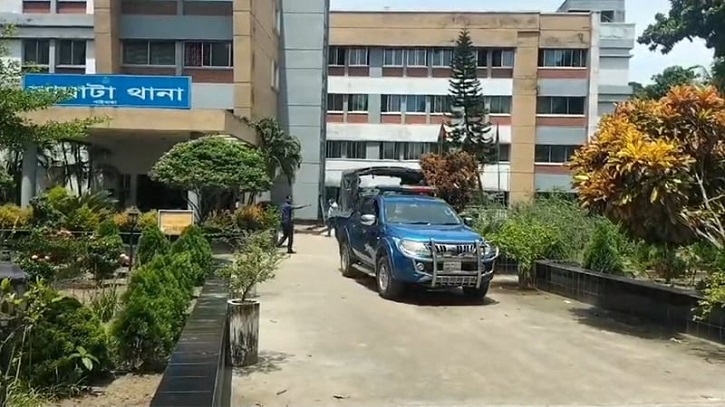 থানায় ঢুকে পুলিশকে ছুরিকাঘাত, পুকুরে মিলল হামলাকারীর মরদেহ থানায় ঢুকে পুলিশকে ছুরিকাঘাত, পুকুরে মিলল হামলাকারীর মরদেহ