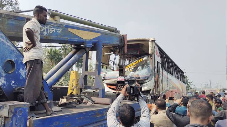 ছুটির দিনে সড়ক দুর্ঘটনায় প্রাণ গেল ১৬ জনের ছুটির দিনে সড়ক দুর্ঘটনায় প্রাণ গেল ১৬ জনের