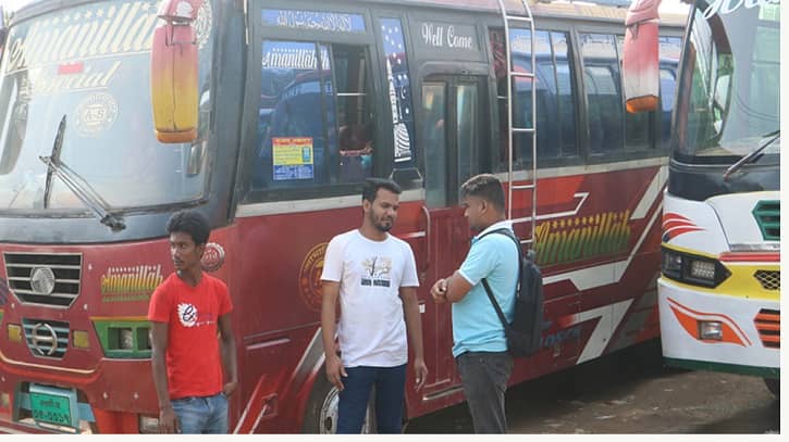 নওগাঁর সব রুটে বাস চলাচল বন্ধ, ভোগান্তিতে যাত্রীরা