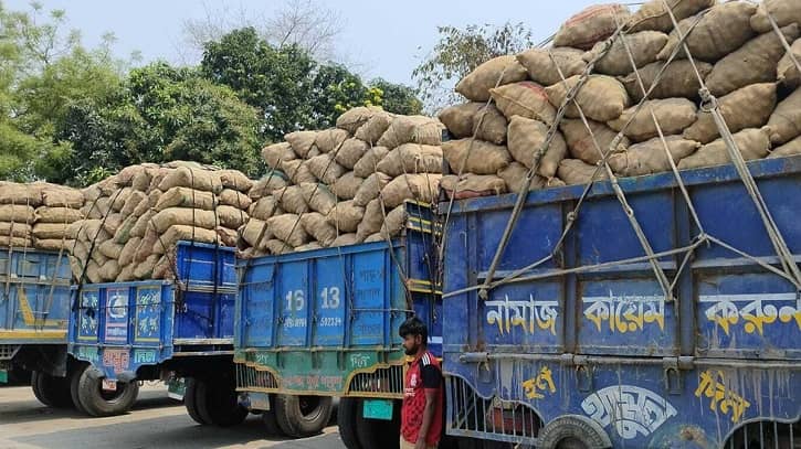 স্থলবন্দর দিয়ে নেপালে আরও ১ হাজার ৭১ মেট্রিক টন আলু রপ্তানি স্থলবন্দর দিয়ে নেপালে আরও ১ হাজার ৭১ মেট্রিক টন আলু রপ্তানি