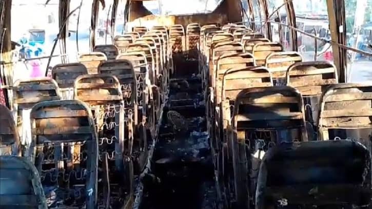 নাটোরে সাতসকালে আগুনে পুড়ে ছাই বাস নাটোরে সাতসকালে আগুনে পুড়ে ছাই বাস