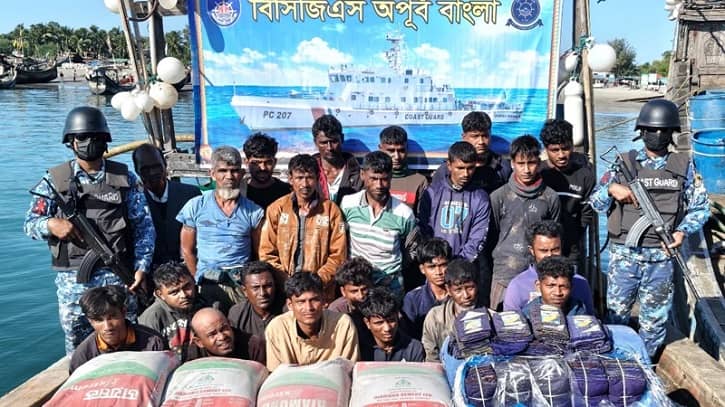 মিয়ানমারে পাচারের পথে সেন্টমার্টিনের অদূরে সিমেন্ট ও লুঙ্গিসহ আটক