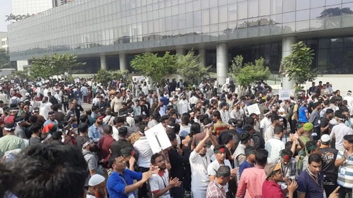 বিটিআরসি ভবনে ভাঙচুর মোবাইল ব্যবসায়ীদের