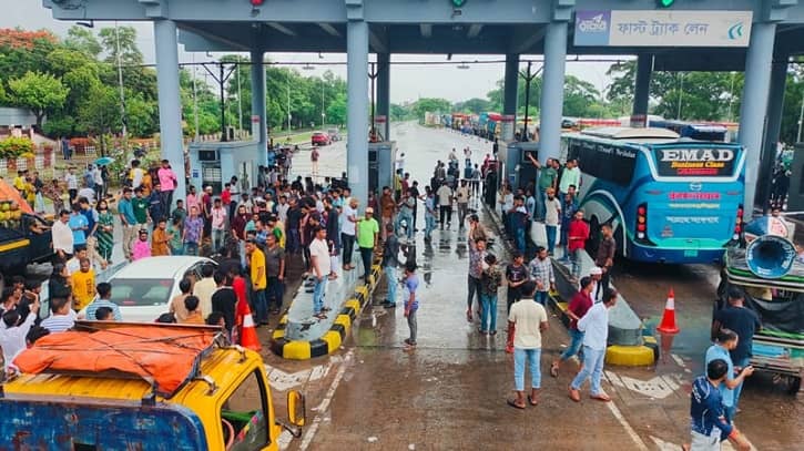 কেএমপি কমিশনারের পদত্যাগ দাবিতে রূপসা সেতুর টোল প্লাজা অবরোধ কেএমপি কমিশনারের পদত্যাগ দাবিতে রূপসা সেতুর টোল প্লাজা অবরোধ