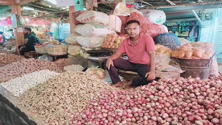 ভারত থেকে আমদানির খবরে কমেছে পেঁয়াজের দাম