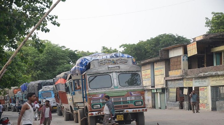 সোনামসজিদ বন্দর দিয়ে প্রথম দিনে ৬০ টন পেঁয়াজ এসেছে সোনামসজিদ বন্দর দিয়ে প্রথম দিনে ৬০ টন পেঁয়াজ এসেছে