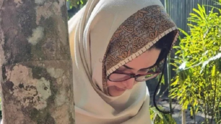 সাবেক স্বামীর কবর জিয়ারত করে যা বললেন পরিমণি সাবেক স্বামীর কবর জিয়ারত করে যা বললেন পরিমণি