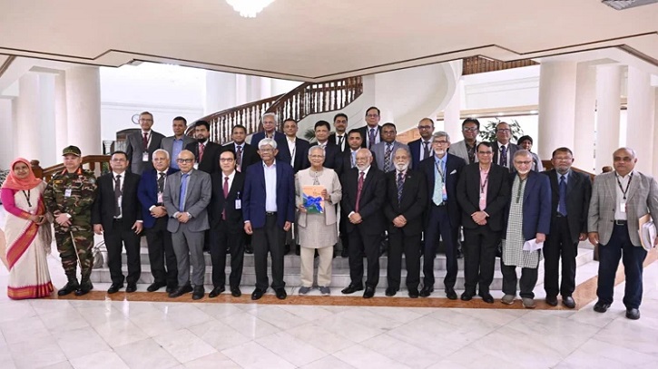 প্রধান উপদেষ্টার কাছে ‘নবম জাতীয় বেতন কমিশন’র প্রতিবেদন পেশ