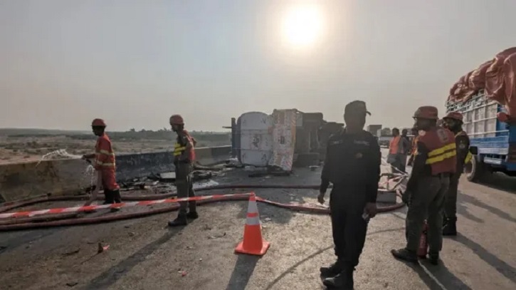 পাকিস্তানে সড়ক দুর্ঘটনায় বাসচালকসহ ১১ জনের মৃত্যু