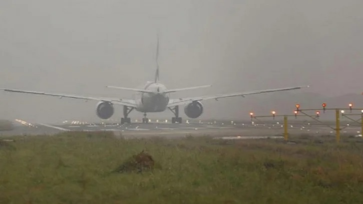 কুয়াশায় ঢাকায় নামতে না পেরে ৫ ফ্লাইট গেল কলকাতা
