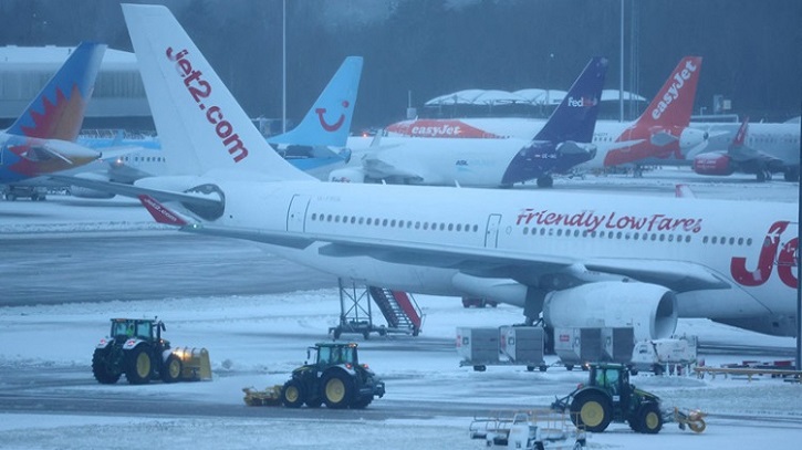 তুষারপাতের কারণে প্যারিসে ১৪০টি ফ্লাইট বাতিল