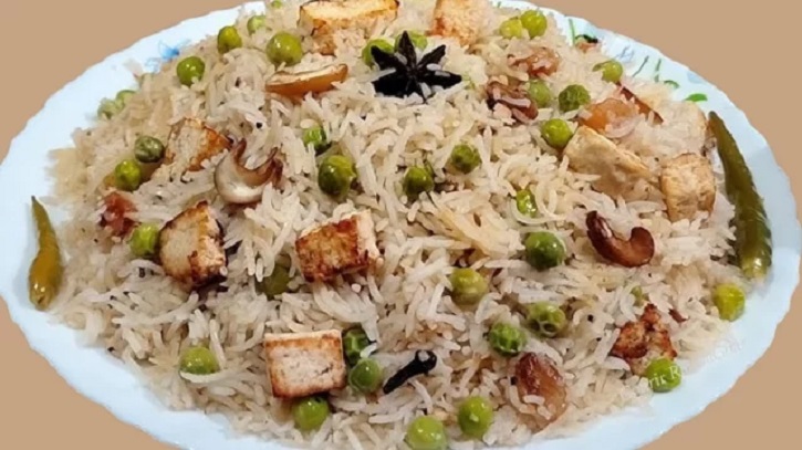 খাবারের টেবিলে ভিন্ন স্বাদ: সহজে বানান পনির পোলাও