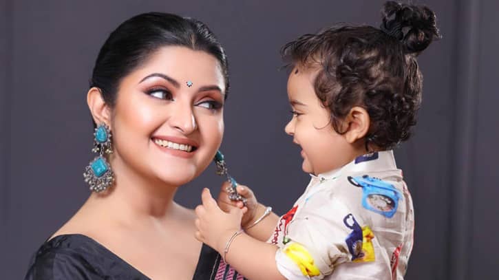ছুটি কাটিয়ে ঢাকায় ফিরতেই হাসপাতালে ছেলেসহ অসুস্থ পরীমণি ছুটি কাটিয়ে ঢাকায় ফিরতেই হাসপাতালে ছেলেসহ অসুস্থ পরীমণি