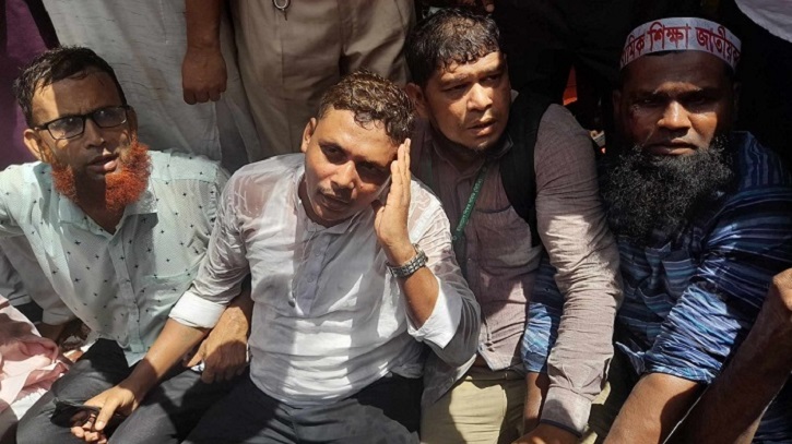 প্রেসক্লাবে শিক্ষকদের কর্মসূচিতে পুলিশের লাঠিচার্জের অভিযোগ