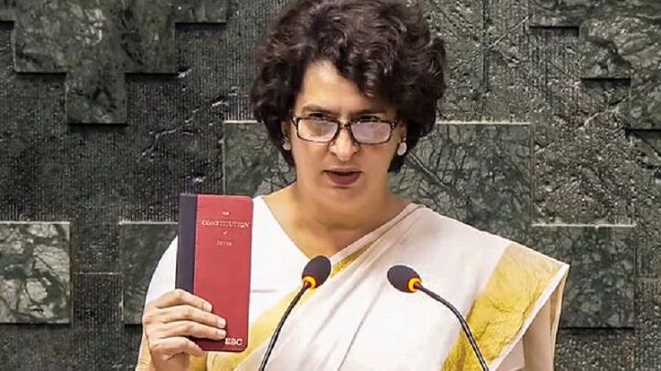 দাদার মতোই `সংবিধান` হাতে শপথ প্রিয়াঙ্কার দাদার মতোই `সংবিধান` হাতে শপথ প্রিয়াঙ্কার