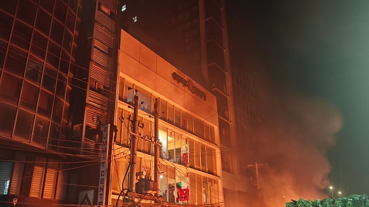 কারওয়ান বাজারে প্রথম আলো কার্যালয়ে হামলা