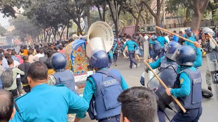 সচিবালয়ের সামনে পুলিশ-শিক্ষার্থীদের ধাওয়া-পাল্টাধাওয়ায় ৩ সদস্যের কমিটি সচিবালয়ের সামনে পুলিশ-শিক্ষার্থীদের ধাওয়া-পাল্টাধাওয়ায় ৩ সদস্যের কমিটি