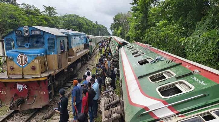 সহকারী স্টেশন মাস্টার বরখাস্ত, বগি উদ্ধারে ২ ট্রেন