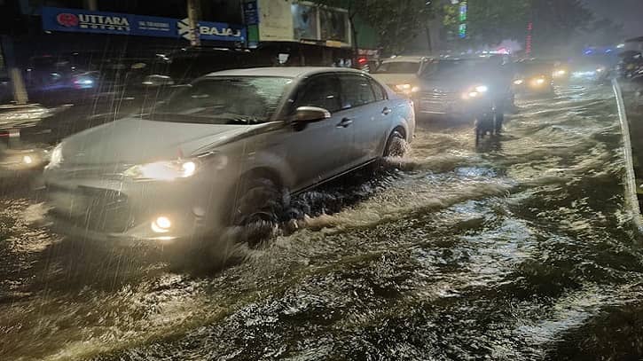 রাজধানীতে ভারী বৃষ্টি, রাস্তাঘাট ডুবে দুর্ভোগ চরমে রাজধানীতে ভারী বৃষ্টি, রাস্তাঘাট ডুবে দুর্ভোগ চরমে