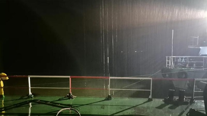 কালবৈশাখী ঝড়ে দৌলতদিয়া-পাটুরিয়ায় ফেরি চলাচল বন্ধ