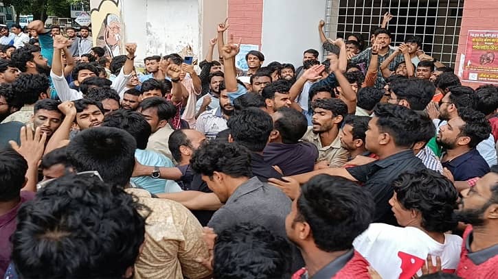 রাকসু কার্যালয়ে ছাত্রদলের ভাঙচুর, অবস্থান কর্মসূচি রাকসু কার্যালয়ে ছাত্রদলের ভাঙচুর, অবস্থান কর্মসূচি