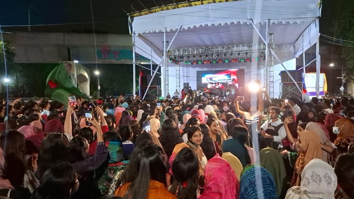 ‘রাজাকার’ স্লোগানে মধ্যরাতে রাজু ভাস্কর্যে শিক্ষার্থীরা ‘রাজাকার’ স্লোগানে মধ্যরাতে রাজু ভাস্কর্যে শিক্ষার্থীরা