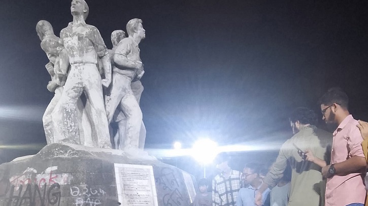 ঢাবির রাজু ভাস্কর্যে ককটেল বিস্ফোরণ, শিক্ষার্থীদের বিক্ষোভ ঢাবির রাজু ভাস্কর্যে ককটেল বিস্ফোরণ, শিক্ষার্থীদের বিক্ষোভ