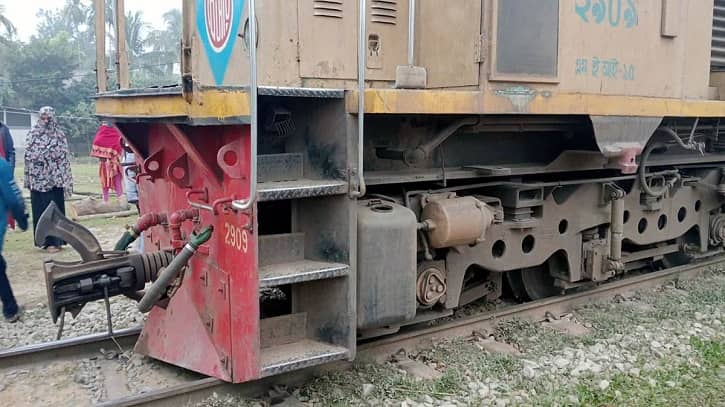 গফরগাঁওয়ে রেললাইন খুলে ফেলেছে দুর্বৃত্তরা, ট্রেন লাইনচ্যুত