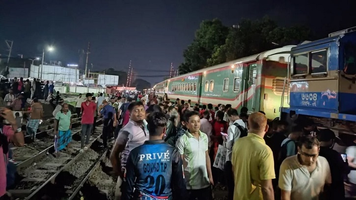 পদ্মা এক্সপ্রেস লাইনচ্যুত, ঢাকা-উত্তরবঙ্গের রেল যোগাযোগ বন্ধ পদ্মা এক্সপ্রেস লাইনচ্যুত, ঢাকা-উত্তরবঙ্গের রেল যোগাযোগ বন্ধ