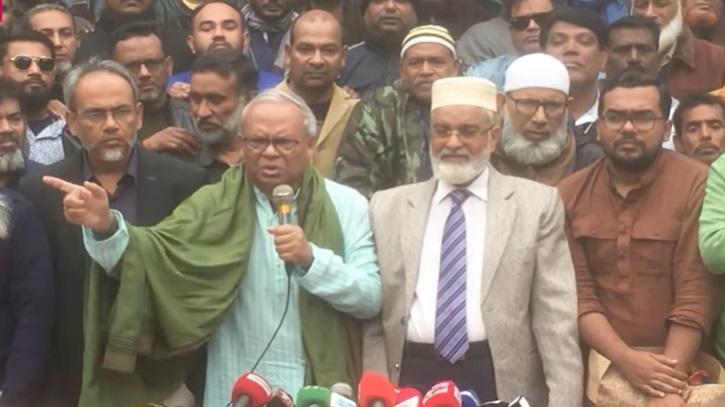 আপনারা চট্টগ্রামের দিকে তাকালে আমরা কি আমলকী চুষব? মমতাকে রিজভী আপনারা চট্টগ্রামের দিকে তাকালে আমরা কি আমলকী চুষব? মমতাকে রিজভী