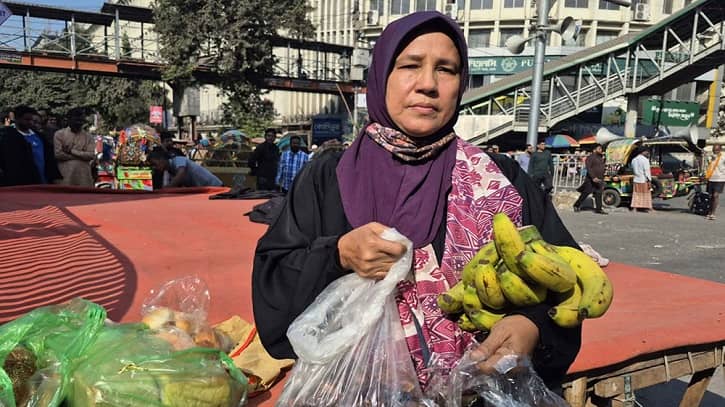 নিজের জমানো টাকায় বিক্ষোভকারীদের জন্য রুটি-কলা নিয়ে শাহবাগে গৃহিণী