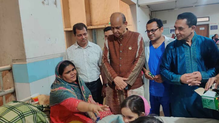 ঈদের দিন ৩ হাসপাতালে তদারকি করতে হাজির স্বাস্থ্যমন্ত্রী ঈদের দিন ৩ হাসপাতালে তদারকি করতে হাজির স্বাস্থ্যমন্ত্রী