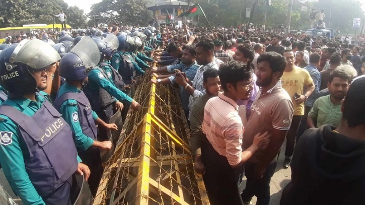 যমুনা অভিমুখে ছাত্র-জনতার পদযাত্রা শাহবাগে আটকে দিলো পুলিশ যমুনা অভিমুখে ছাত্র-জনতার পদযাত্রা শাহবাগে আটকে দিলো পুলিশ
